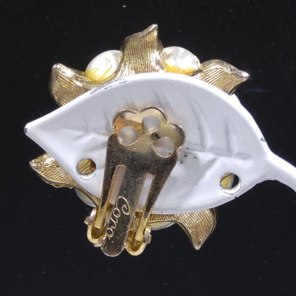 Vintage 1960s Coro Faux Pearl Floral Clip Earrings, Gold Plated - Picture 5 of 10